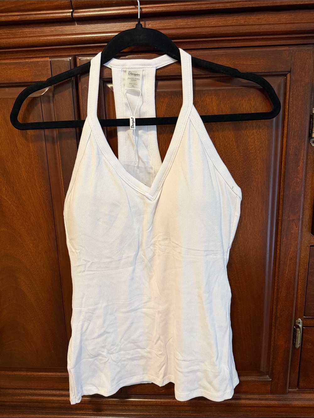 White NWT workout tank with built in bra and pads size XL danysu